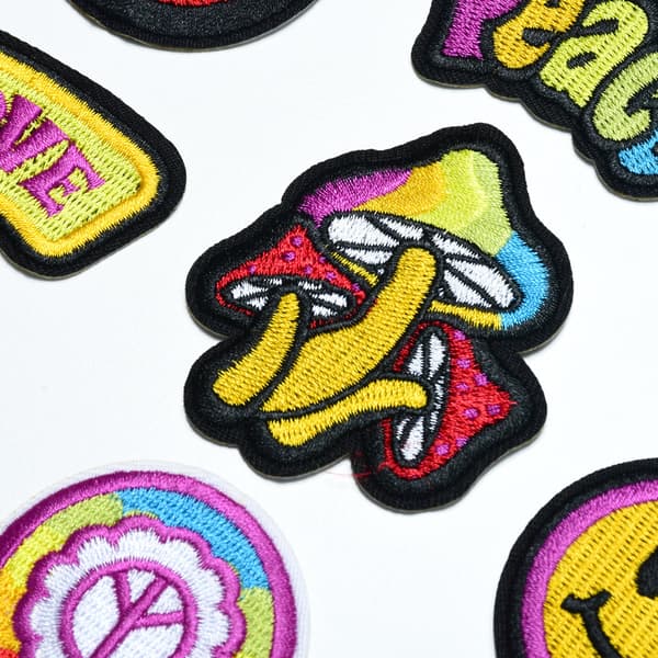 12 broderade tygmärken, tecknade djurblommor broderi