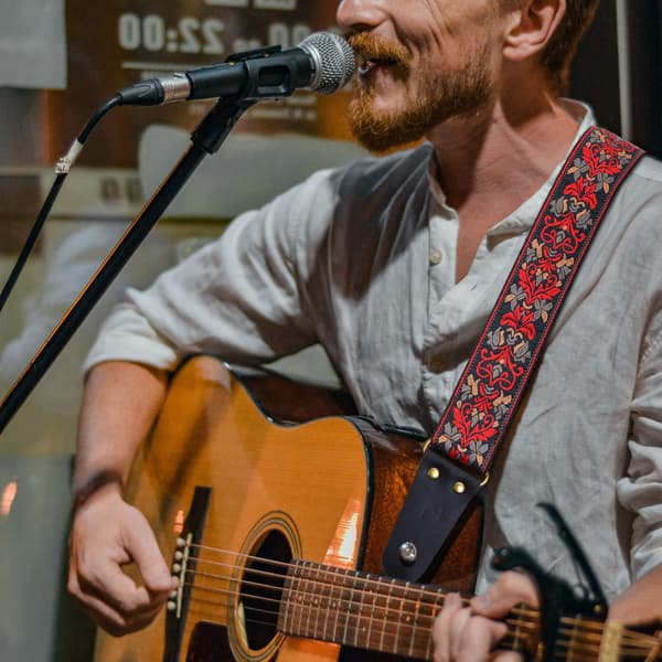 Röd - Broderad gitarrrem, läderrem med osynlig ficka, för bas, elgitarr och akustisk gitarr