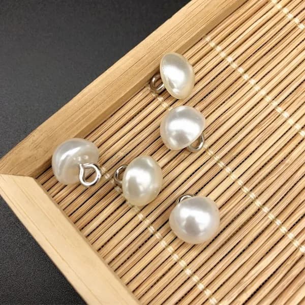 Imitasjonsperleknapper, ren hvit sølvnål