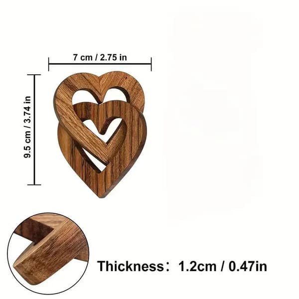 Massiv træskulptur med ti sammenflettede hjerter - ringe med led - dobbelte hjerter - et symbol på kærlighed - Valentinsdag