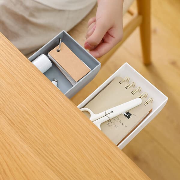 Dold hylle for oppbevaring under bordplate