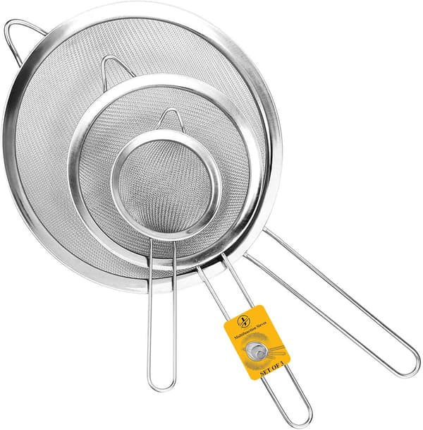 Set med tre olika storlekar av rostfria silkoppar för köket