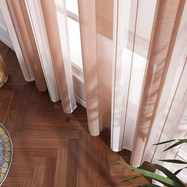 Sett med 2 dekorative 140x225cm hvite+brune transparente gardiner med trykk
