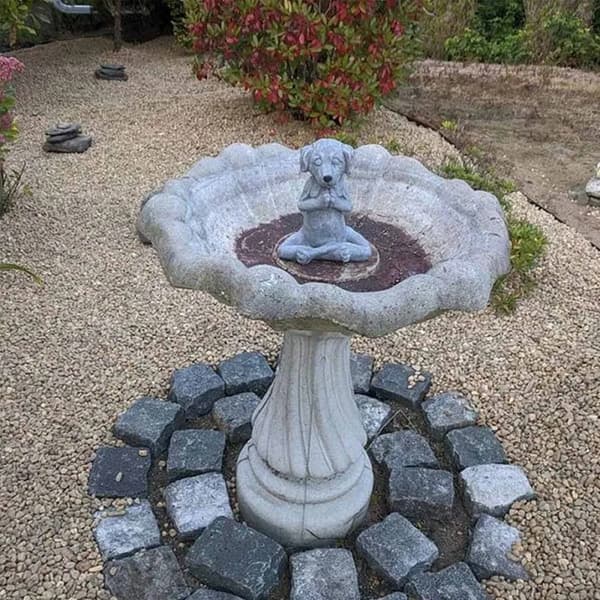 Mediterende hundestatue Buddha. Fred og ro, perfekt til din fedthave., (Mediterende hund grå)