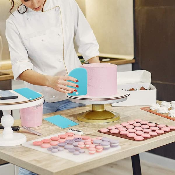 Flexible Plastic Bench Scraper for Kitchen, Cake Cutter Dough Scraper with Non-Stick Surface for Quick Cleaning, Multifunctional Kitchen Utensil for
