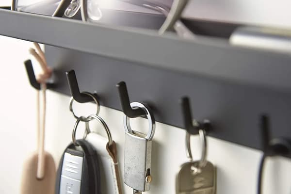 Nøgleholder, nøglebrik sort, nøgleopbevaring, nøgleorganisator, nøglekrog med bakke, krogstrimmel til køkken, nøgletavle i rustfrit stål