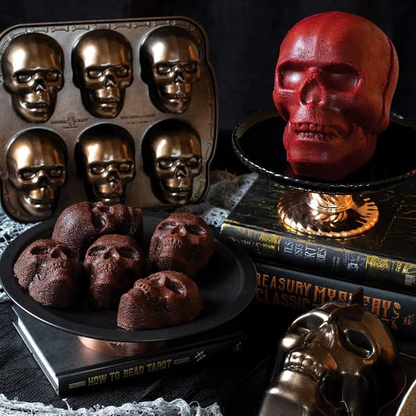 Nordic Spooky Skull Cake Pan, Metallic, 5 Cup Capacity 29.85 x 25.4 x 5.08 cm