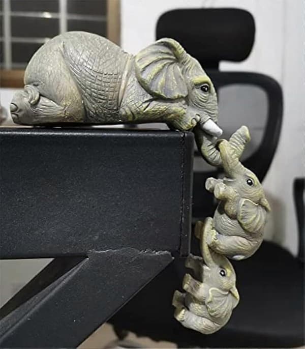 Samlarobjekt Elefant Hyllfigur 3-pack, Mammaelefant Hänger Bebiselefanter på Kanten, Spiselkransdekor, Handmålade Resinfigurer