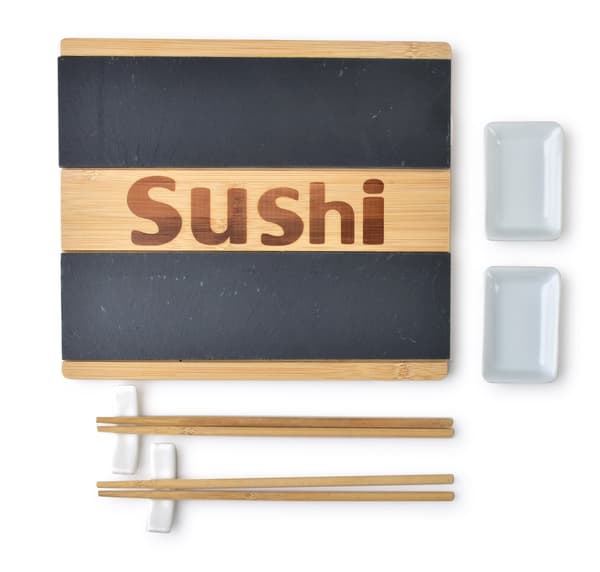 Sushi-sæt til to personer i elegant design med tilbehør