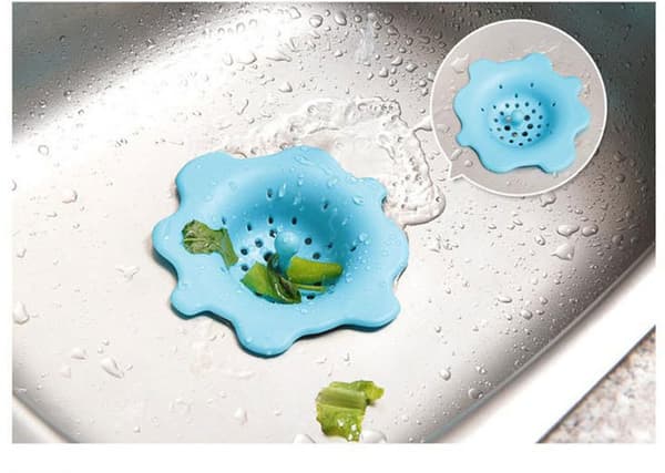 En ottebladet blå plastikvasksi med hårsil