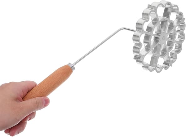 6 stk. rosettjernsformsett med håndtak for bakverk og kaker, aluminiumslegering og tremateriale