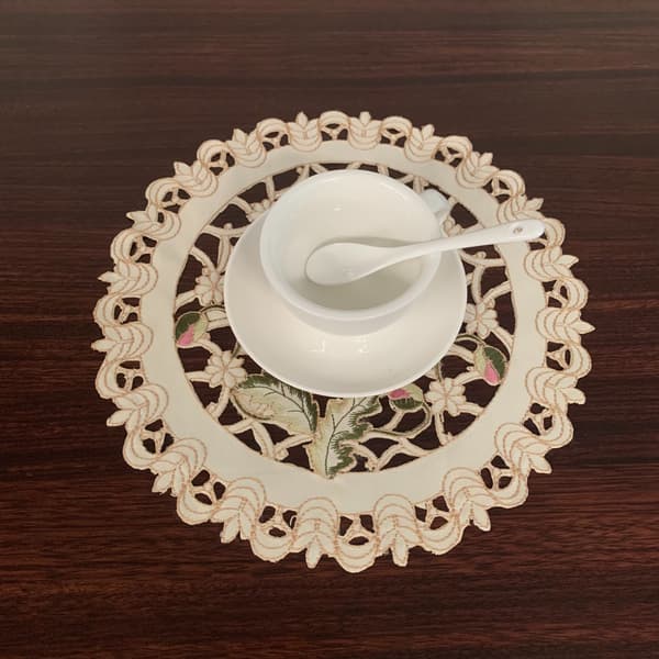 Sett med 4 runde blomsterbrikker med hvite vintagebroderte blonder