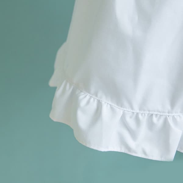 Victorian Cotton Maid Apron with Ruffle and Pockets, Adjustable Crisscross Back for Cosplay, Kitchen Baking, White
