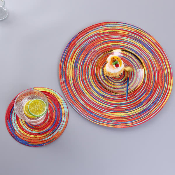 Fargerike 18 cm runde vevde stoffmatter, sett med 8 bordmatter