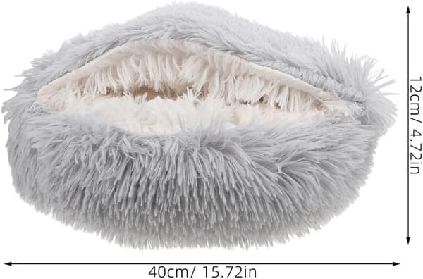 Fluffy katteseng med hætte til ro, varme og tryghed