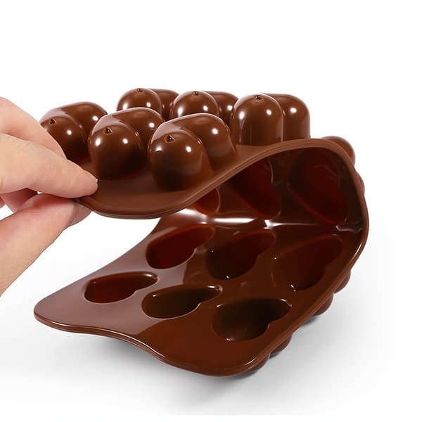 Tre hjerteformede forme til at lave tematiske desserter, perfekte til helligdage. De er nemme at afforme og rengøre. 3 dark brown molds