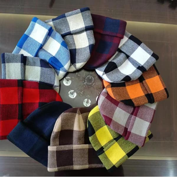 {hw} Klassisk ternet strikket hue til kvinder til forår og efterår, varm til vinter, unisex, ansigtsreducerende uldhue Bright red