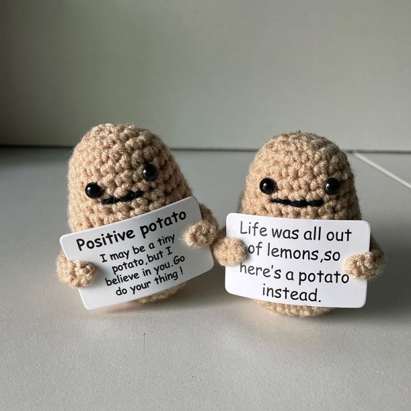 Rolig positiv potatis e ull stickad docka med positivt kort B