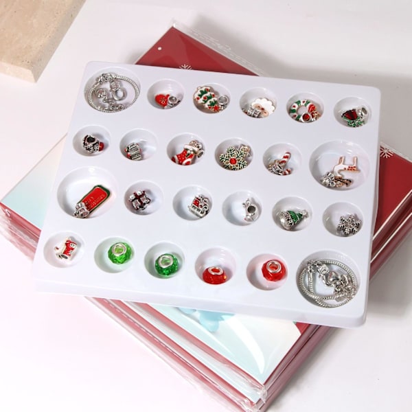 Julekalender Armbånd 2024 til Piger 24 Dage Julegavekalender DIY Smykkefremstillingskit Blind Box 22 Charm Perler 2 Armbånd (Sort)
