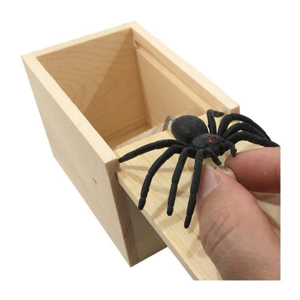 Skämtobjekt för att skrämma rolig spindel i en trälåda Leksaksupptågpresent
