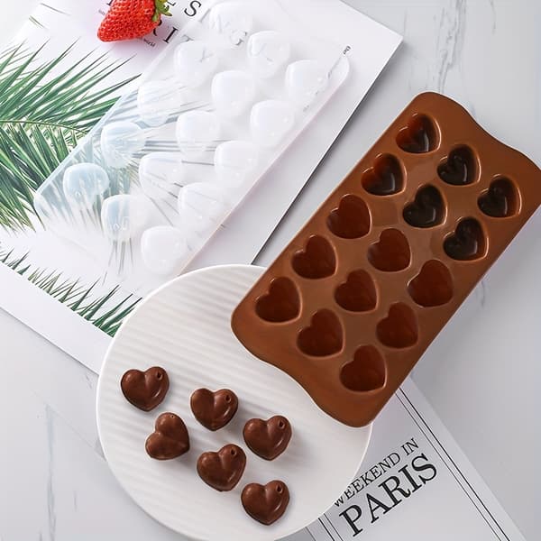 Tre hjerteformede forme til at lave tematiske desserter, perfekte til helligdage. De er nemme at afforme og rengøre. 3 dark brown molds