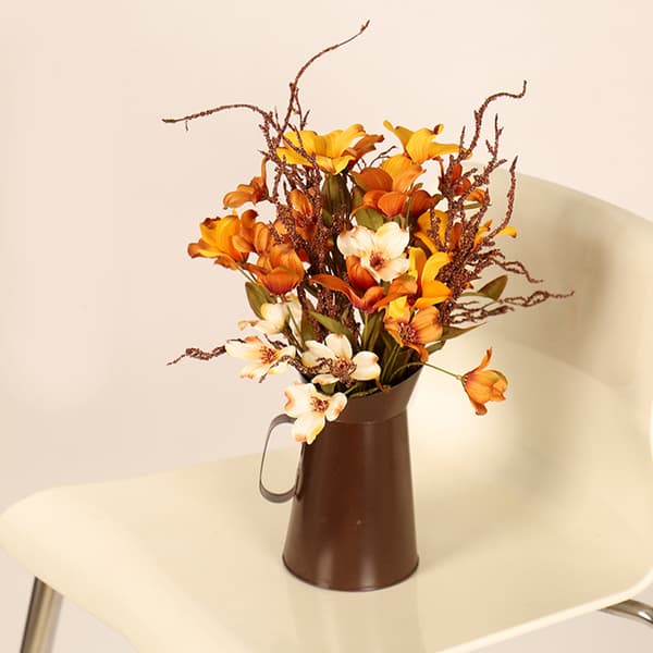 Farverig elegant kunstig blomsterbuket til indendørs eller udendørs