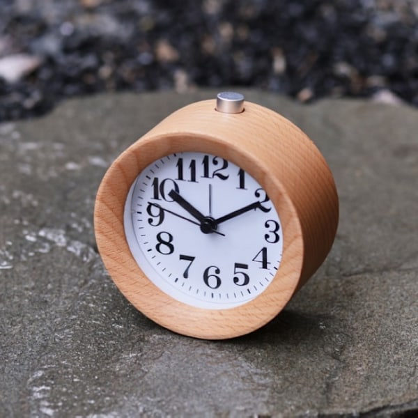 Analog väckarklocka i trä utan tickande, med snooze-funktion
