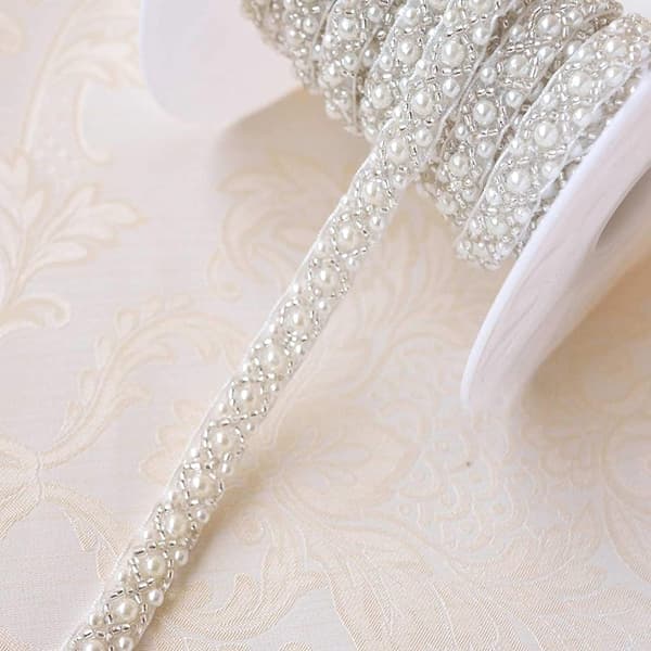 Slips med perler og innlagt strass