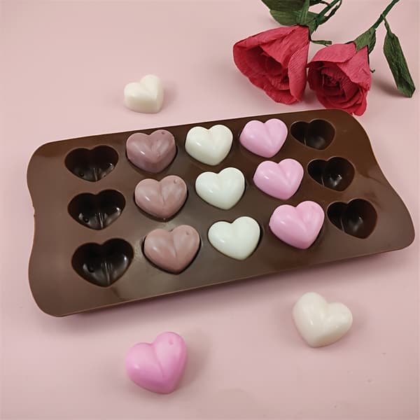 Tre hjerteformede forme til at lave tematiske desserter, perfekte til helligdage. De er nemme at afforme og rengøre. 3 dark brown molds