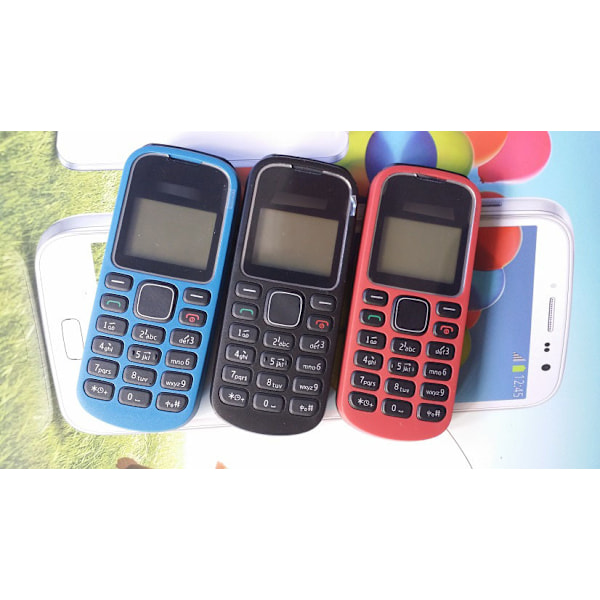 Seniorimobiili suurilla painikkeilla ja kahdella SIM-kortilla RED