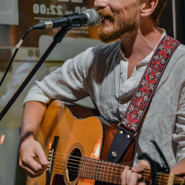 Röd - broderad gitarrrem, läderrem med dold ficka för bas, el- och akustiska gitarrer