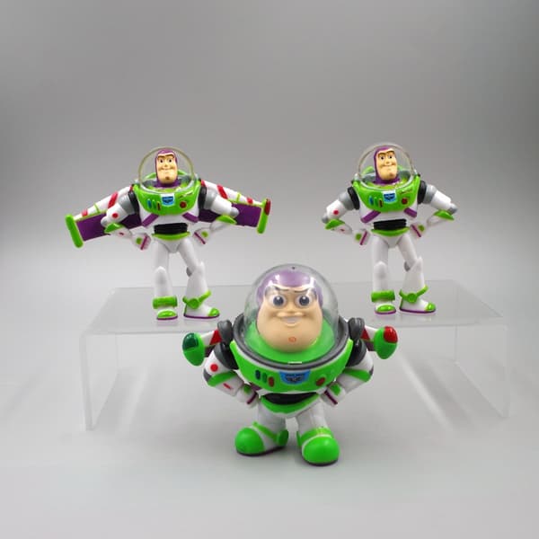 Söt tecknad figur med korsad pose som tårtdekoration 5