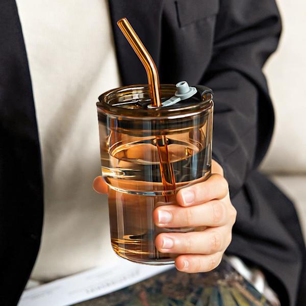 400 ml:n (13 oz) juomalasi, jääkahvikupit pillillä ja kannella, jotka on suljettu kuljetusta varten, lasinen kahvimuki, jääteekuppi, paksu seinämäinen eristelasi [qb]