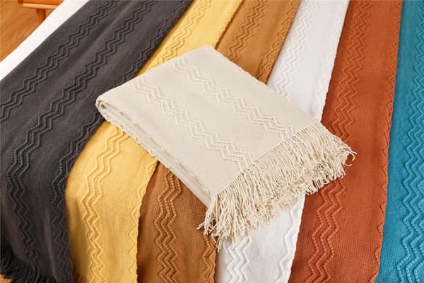 Bohemsk myk strikket teppe med pompom beige - 127*17