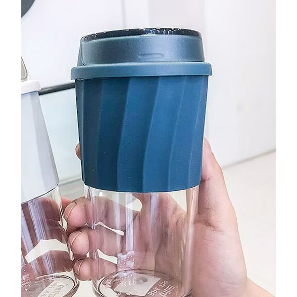 Luovuutta ja yksinkertaisuutta yhdistävä muovinen juomapullo