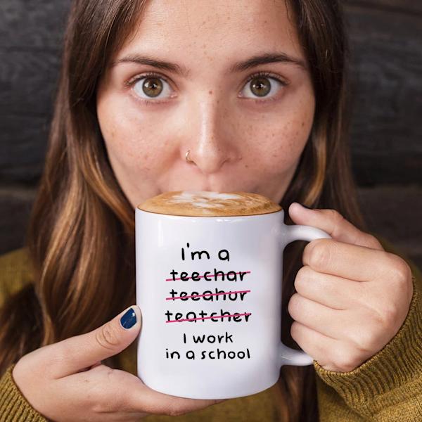 Jag är lärare, jag jobbar i en skolmugg 11oz Keramik Kaffe MUGG Lärarens dag eller födelsedagspresent