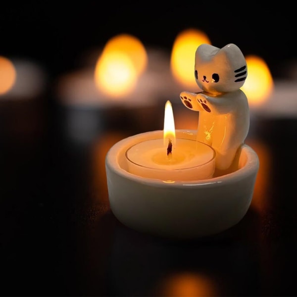 Sarjakuva kissanpentu kynttilänjalka, kissanpentu lämmittää tassujaan Söpö tuoksukynttilänjalka white ears