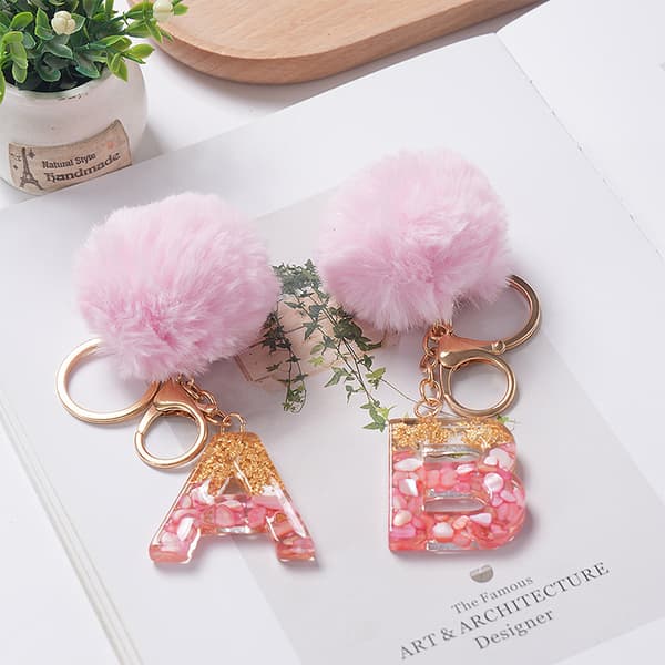 e Nyckelring Rosa Pompom Boll Nyckelring med 26 Bokstäver Resin Nyckelringar N