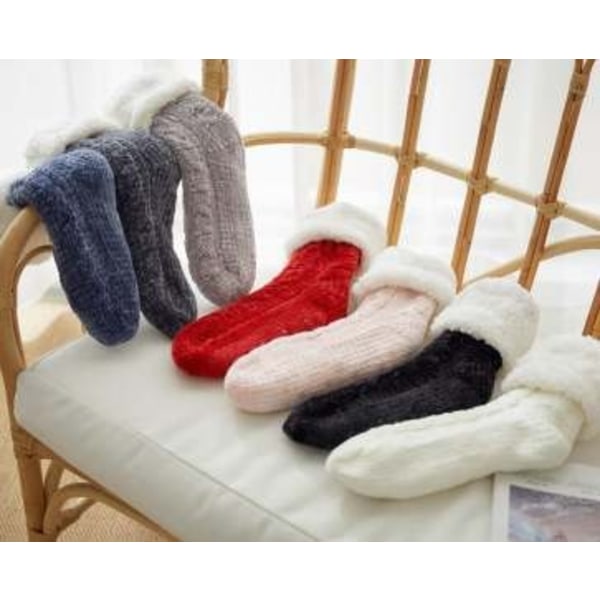 Koselige og varme sokker med sklisikker beskyttelse - FLUFFY WHITE