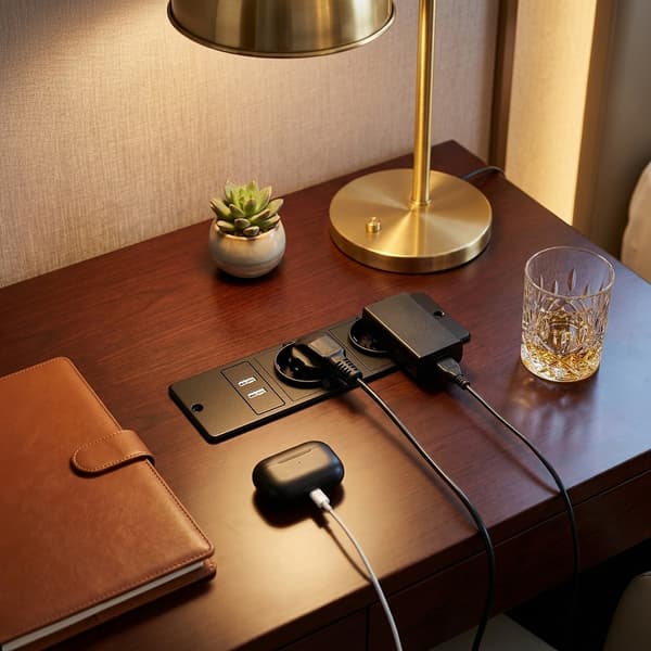 Innfelt strømskinne 2 Schuko-uttak med doble USB-A-porter, innebygd møbelstrømuttak for skrivebordsskapsofa, med strømledning