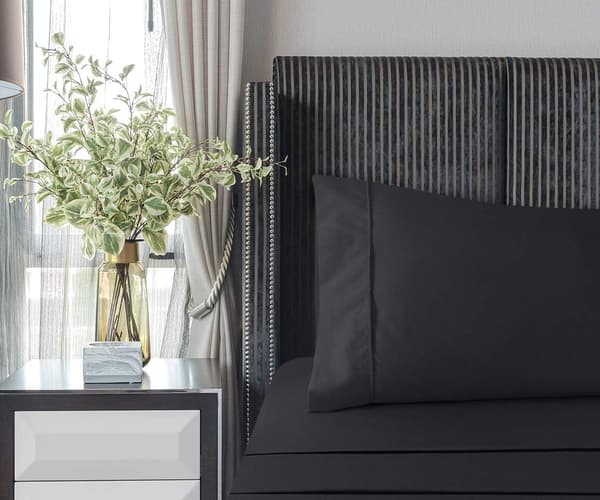 4-delt sengetøjssæt 150x200 - Børstet mikrofiberpolyester - Stræklagen, lagen og 2 pudebetræk (Sort)