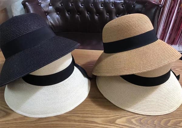 Svart sammenleggbar damehatt, sommerhatt, solhatt med bred brem, hakestropp