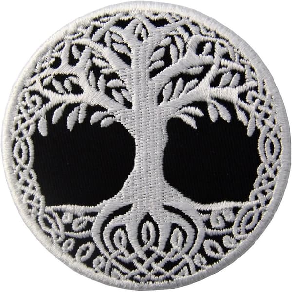 Broderet lap i form af Yggdrasil, livets træ i