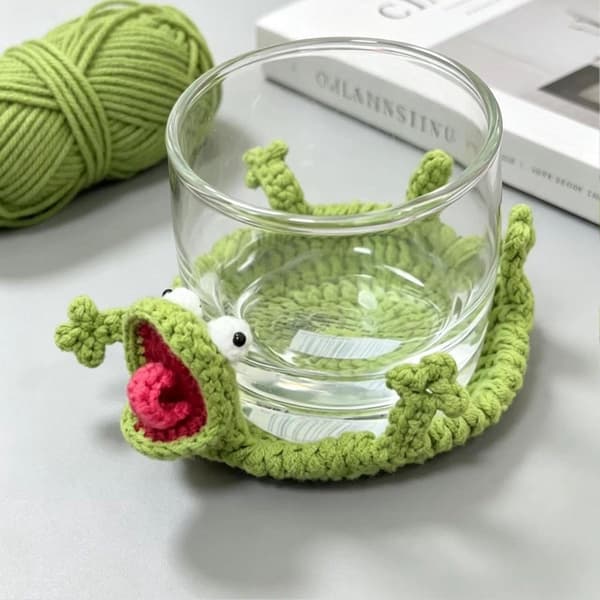 Crochet Frog Coaster Set, Handmade Non-Slip Wool Drink Coasters for Coffee Mugs and Glasses, Cute Green Table Protection Decor for Home, Kitchen, Dining Room