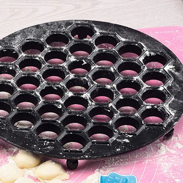 (Musta) Venäläinen Raviolivalmistaja Raviolimuotti Metallipihvi Muotti 37 Reiällä Raviolileikkuri.