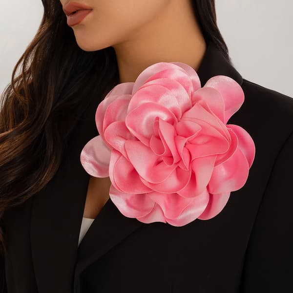 Overdådig broche med stor blomst i satin Pink Pink Pink