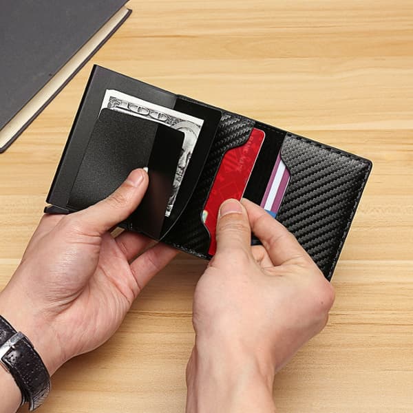 PopUp pung med RFID-beskyttelse i sort kulfiber