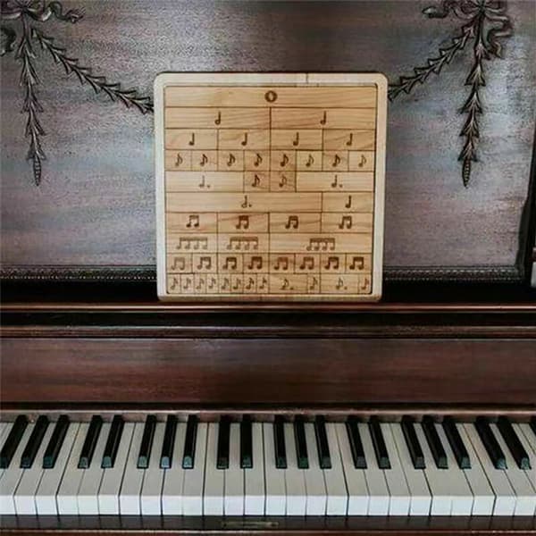 Dekorativt træornament med noder til musikundervisning og kunst og håndværk, Sunny