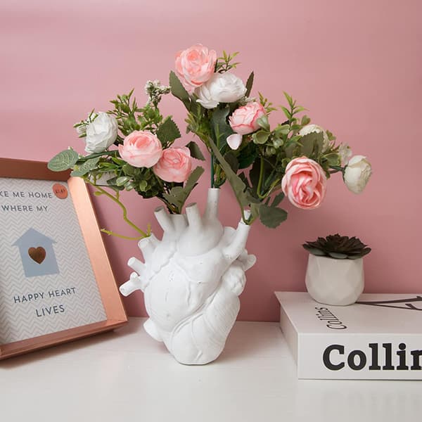 Heart-shaped resin vase suitable for desk, table, shelf, table, living room