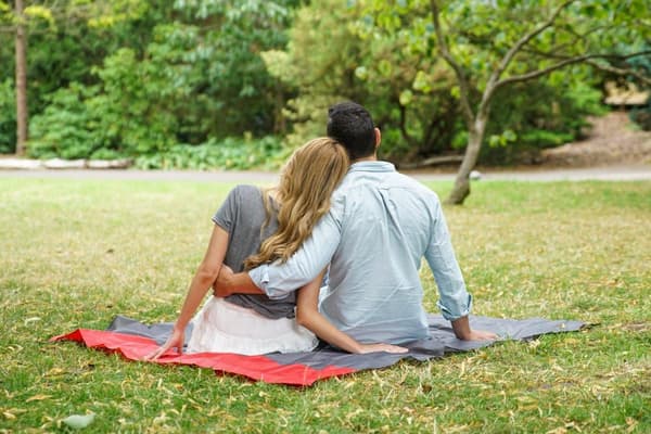 Vandtæt picnic- og strandtæppe med rullepose
